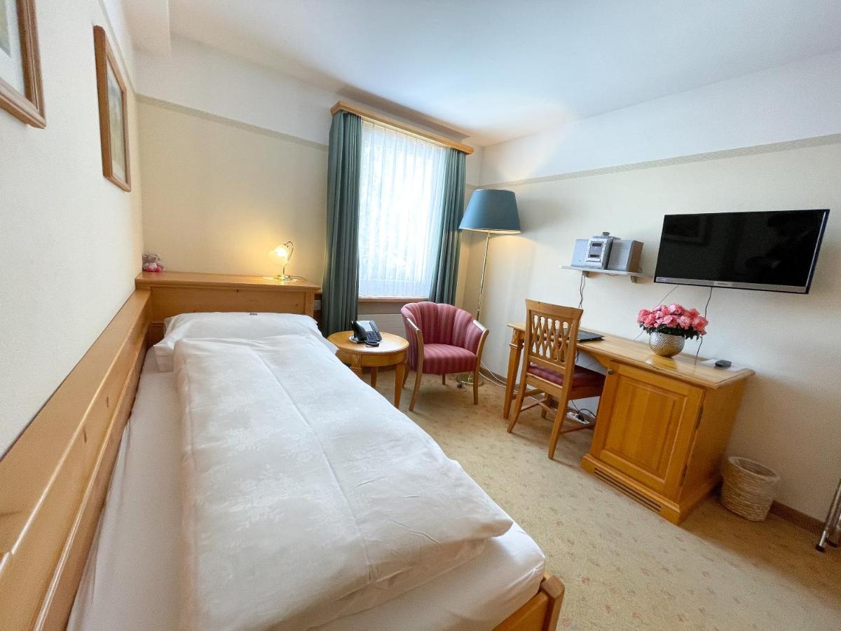 Hotel Engadinerhof 蓬特雷西纳 外观 照片