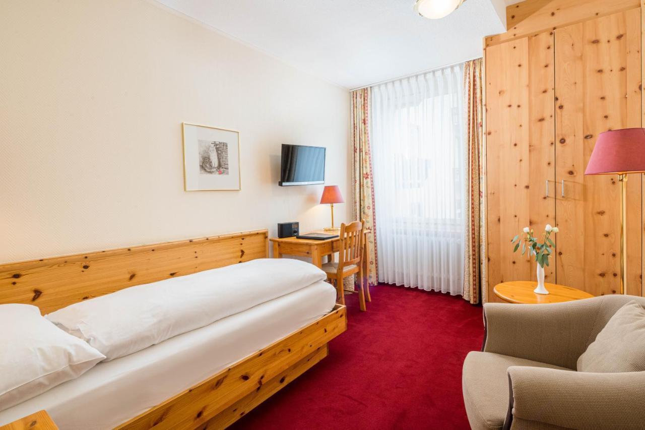 Hotel Engadinerhof 蓬特雷西纳 外观 照片