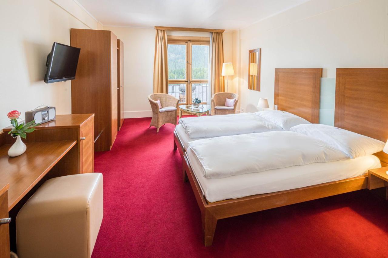 Hotel Engadinerhof 蓬特雷西纳 外观 照片
