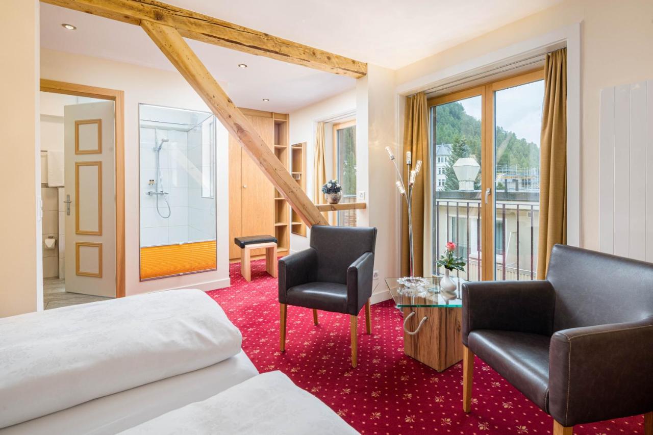 Hotel Engadinerhof 蓬特雷西纳 外观 照片