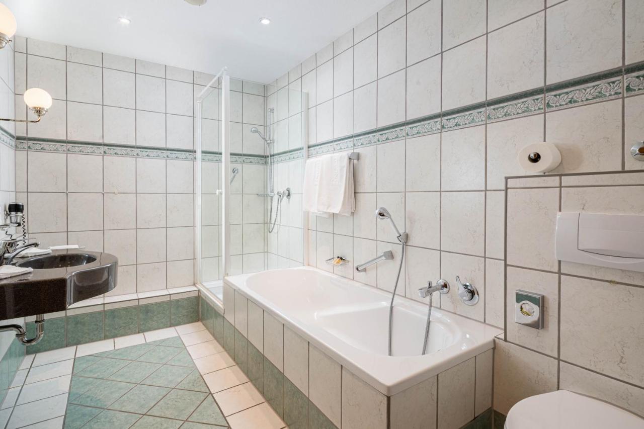 Hotel Engadinerhof 蓬特雷西纳 外观 照片