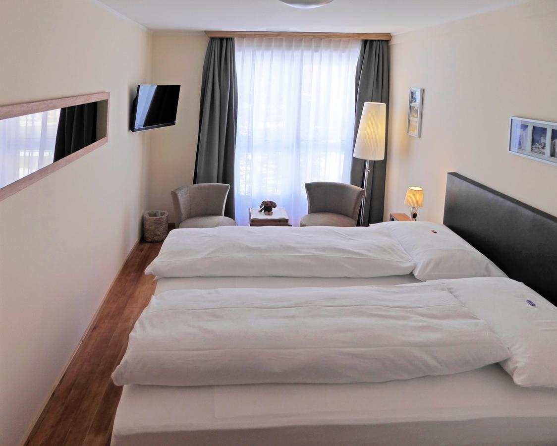 Hotel Engadinerhof 蓬特雷西纳 外观 照片
